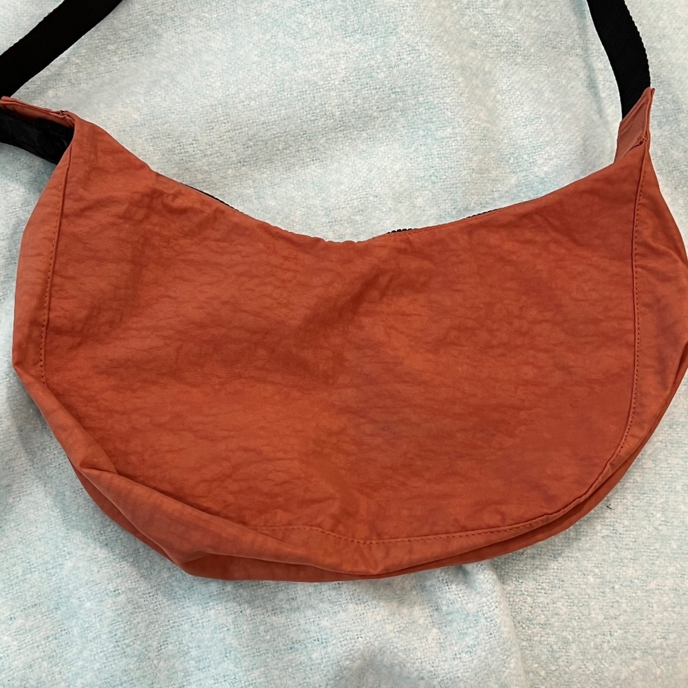 BAGGU Rhubarb Medium Crescent